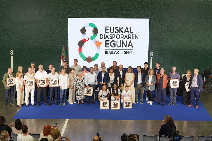 Diasporara izandako puntistak eta familiak omendu dituzte Markinako Pilotaren Unibertsitatean.