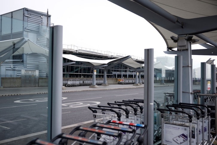 Exterior del principal aeropuerto británico, que ha cerrado su terminal 4.