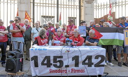 Pentsiodunen agerraldi bat, Gasteizko Legebiltzarraren kanpoaldean.