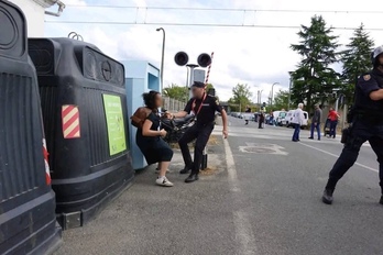 Minutos antes de la detención de la responsable comarcal de BNG Sur, Rosana Prieto.