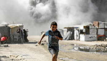 Un niño huye de la destrucción de una de las torres de viviendas que Israel está demoliendo en la Ciudad de Gaza.