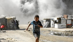 Un niño huye de la destrucción de una de las torres de viviendas que Israel está demoliendo en la Ciudad de Gaza.