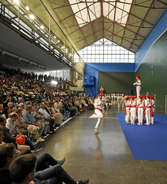 Orok Bat eta Zerutxu dantza taldeek omendu zituzten puntistak eta familiak.