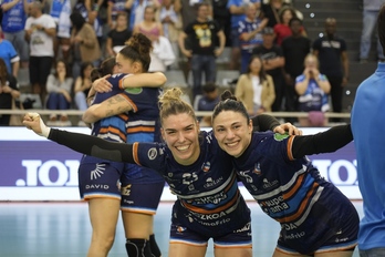 Anne Erauskin eta Maitane Etxeberria iazko Ligako finalean ospatzen.