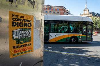 Carteles reclamando el convenio, en la parada de la Plaza de Merindades de Iruñea este martes.
