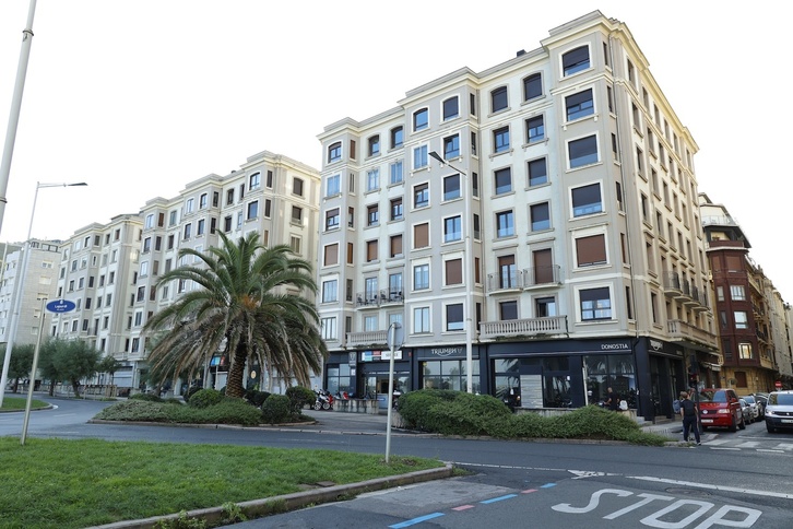 La fachada norte de los tres edificios mira hacia la playa y el mar.