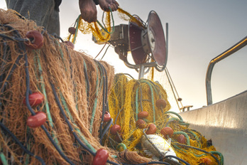 Barco pesquero en la costa de Chipre.