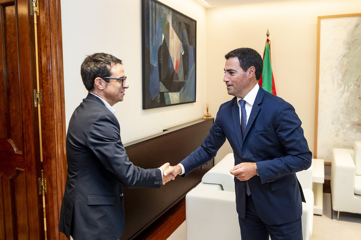 Pello Otxandiano e Imanol Pradales se saludan al inicio de la reunión.