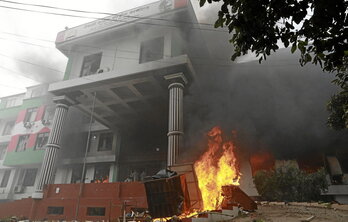 El Parlamento nepalí, en llamas.