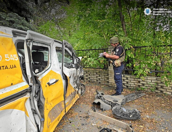 Un policía ucraniano, en el lugar del ataque ruso en Yarova.