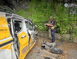 Un policía ucraniano, en el lugar del ataque ruso en Yarova.