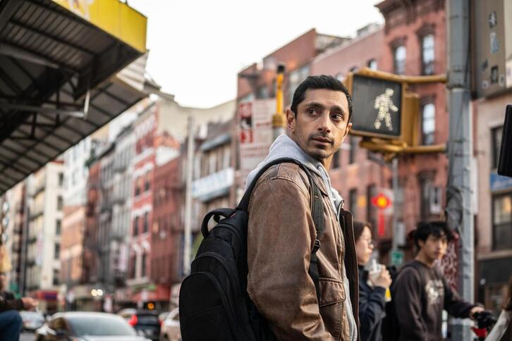 Ash (Riz Ahmed) protagonista de ‘Relay’.