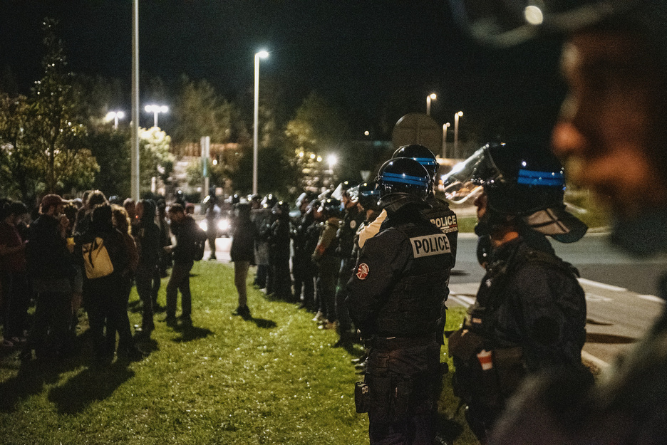 Poliziaren begiradapean, goizeko seietan elkartu dira manifestariak Leroy Merlin saltegiaren pareko biribilgunean. 