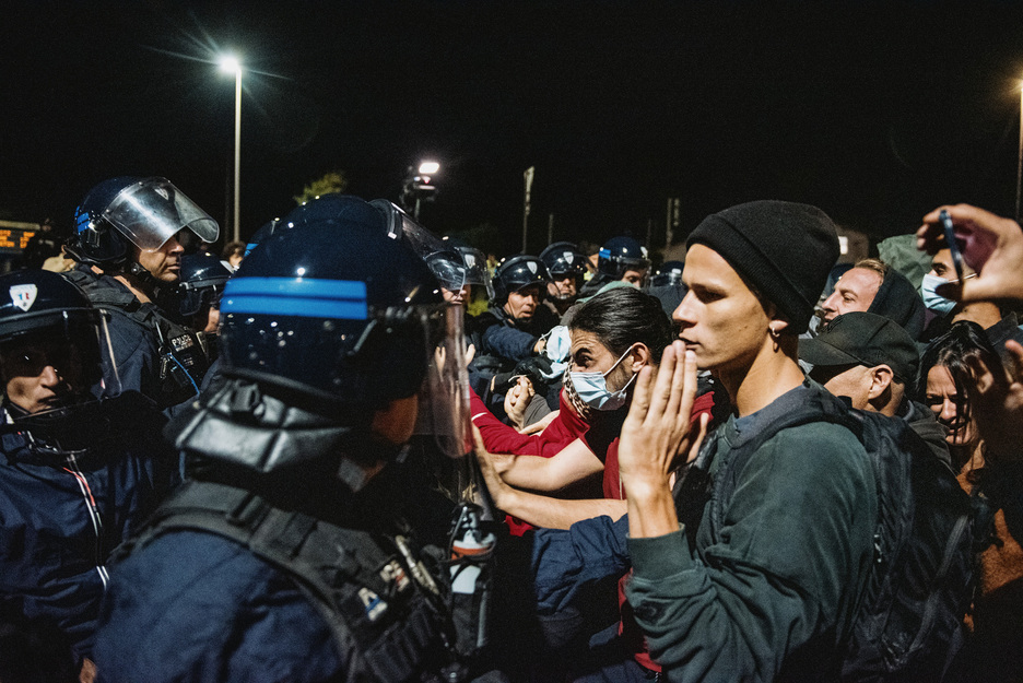 Poliziek manifestariak bide bazterrera pusatu dituztenean, tentsio-uneak gertatu dira. 