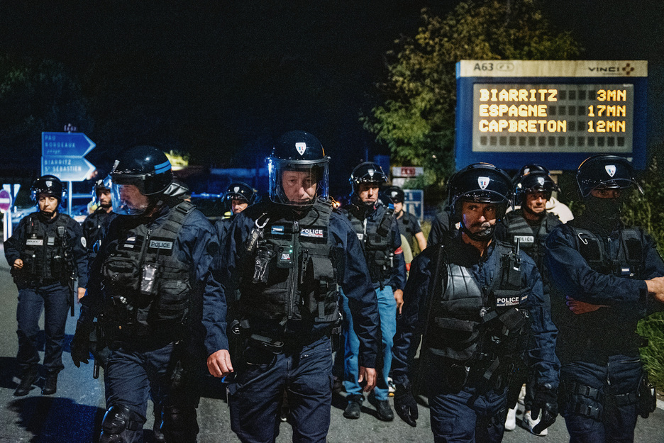 A63 autopistaren sartu-irteeran polizi anitz batu dira, trafikoa oztopatzeko edozein saiakera ekiditeko.