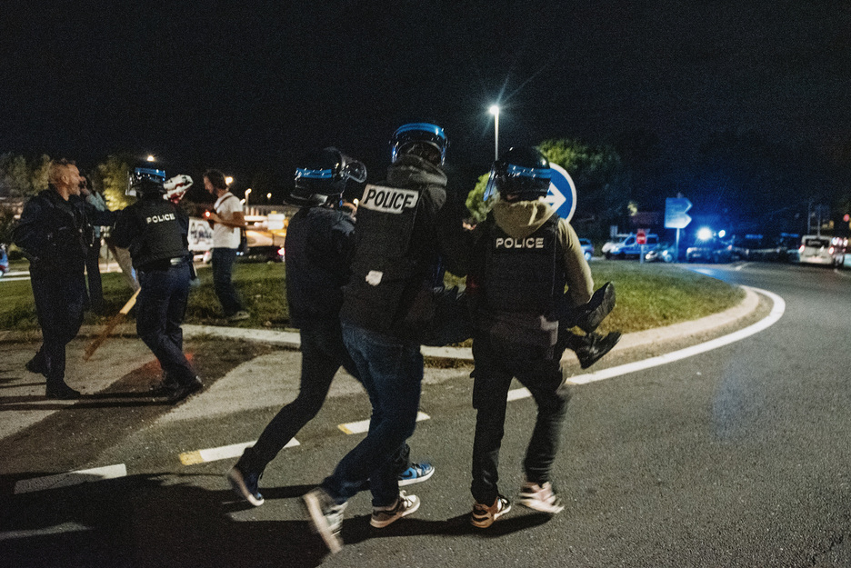 Poliziek manifestari bat biribilgunetik ateratzen dute. Bi lagun atzeman dituzte lehen orenetan eginiko protesta horretan.