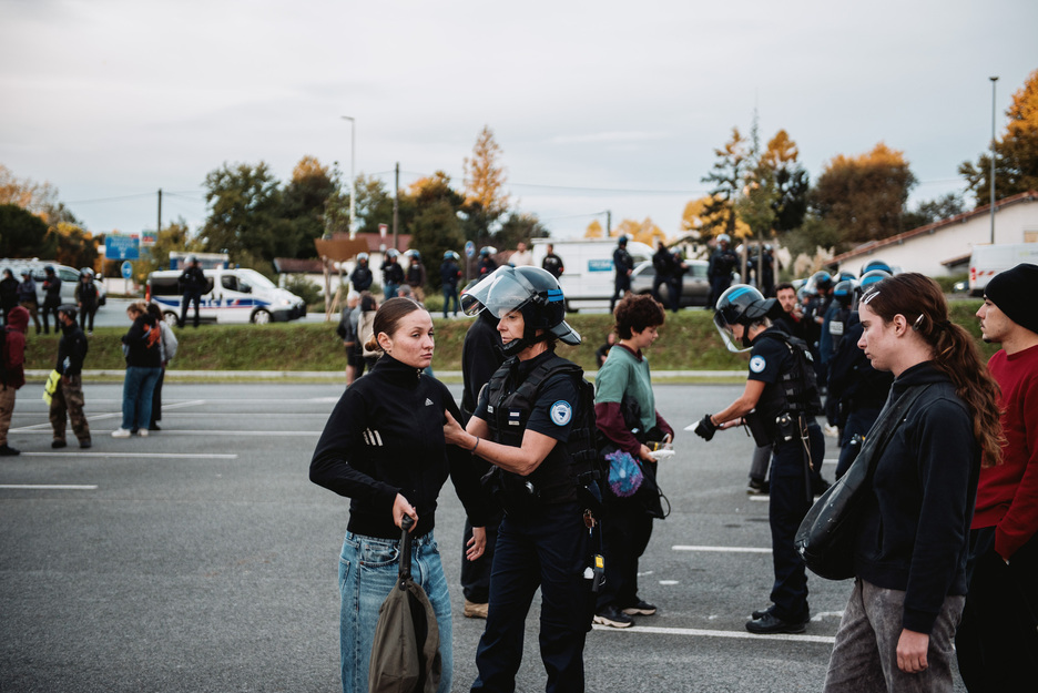 Aniztasun handiko mugimendura adin ezberdinetako herritarrak batu dira. Irudian, poliziak gazteen parte-hartzea oztopatzen.