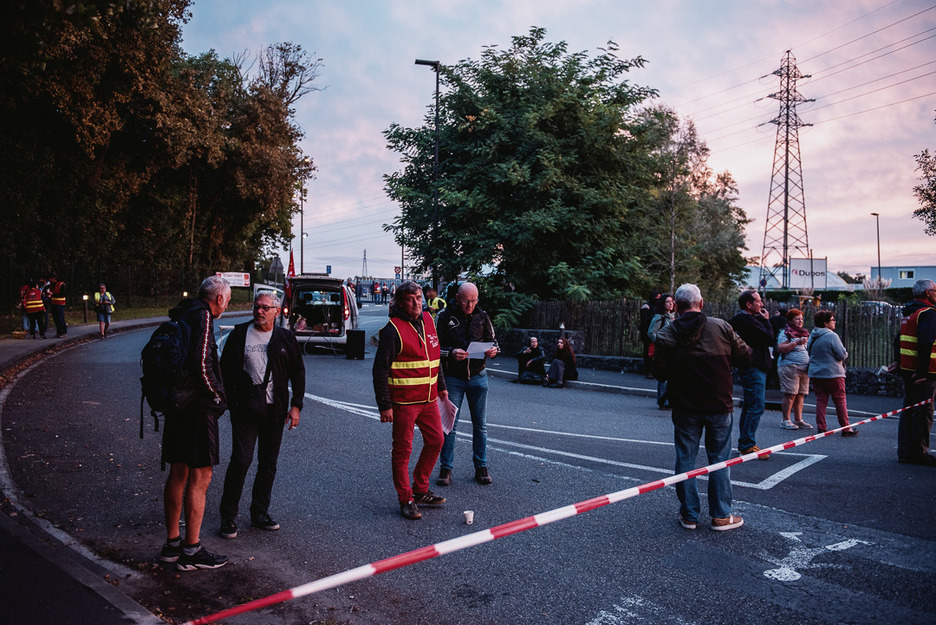 CGT sindikatuak deituta, trakta banaketa iragan da Dassault lantegiaren inguruan, Angelun.