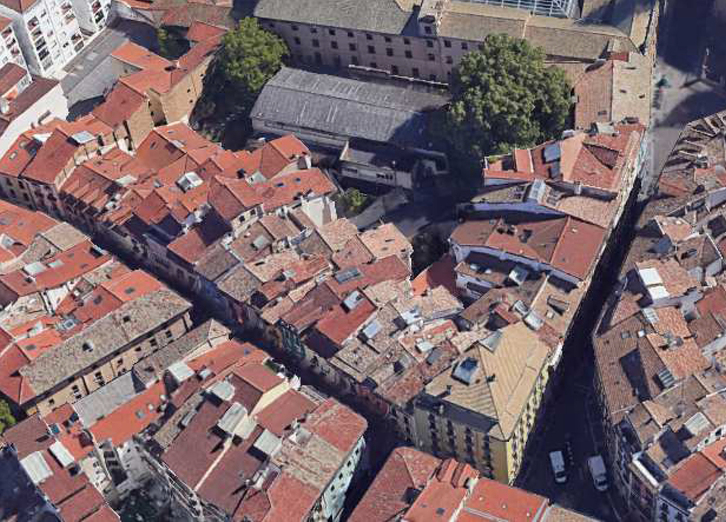 El edificio con tejado gris será derribado y se abrirá acceso al patio desde la calle Nabarreria (dcha. de la imagen). 