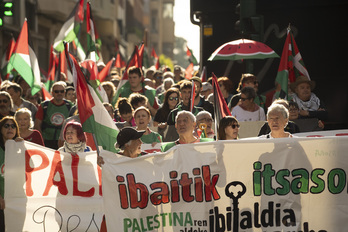 Cabecera de la marcha Ibaitik Itsasora, en las calles de Tutera.