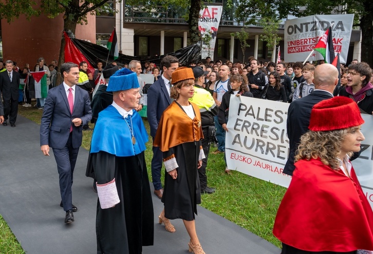 Imanol Pradales pasa ante los estudiantes que han protestado en Ibaeta.