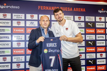 Kurucs junto al director deportivo de Baskonia, Félix Fernández, en su presentación como jugador azulgrana.
