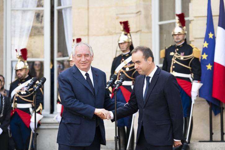 El saliente Bayrou y el entrante Lecornu han comparecido en las escaleras del palacio de Matignon.
