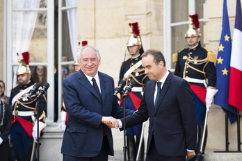 El saliente Bayrou y el entrante Lecornu han comparecido en las escaleras del palacio de Matignon.