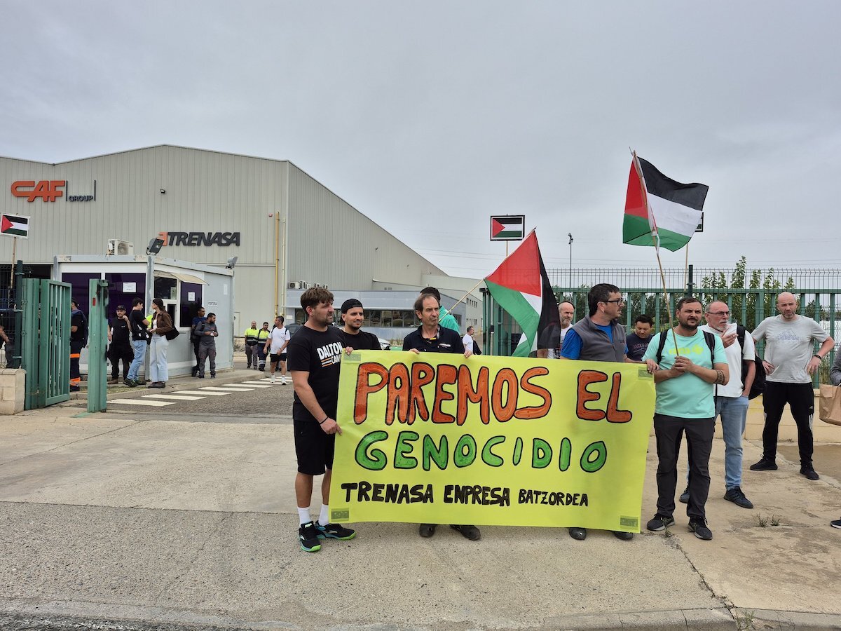 Trabajadores de Trenasa-CAF piden el fin del genocidio en Palestina a la llegada de la marcha Ibaitik Itsasora a su factoría en Castejón. (@MartxeloDiaz)