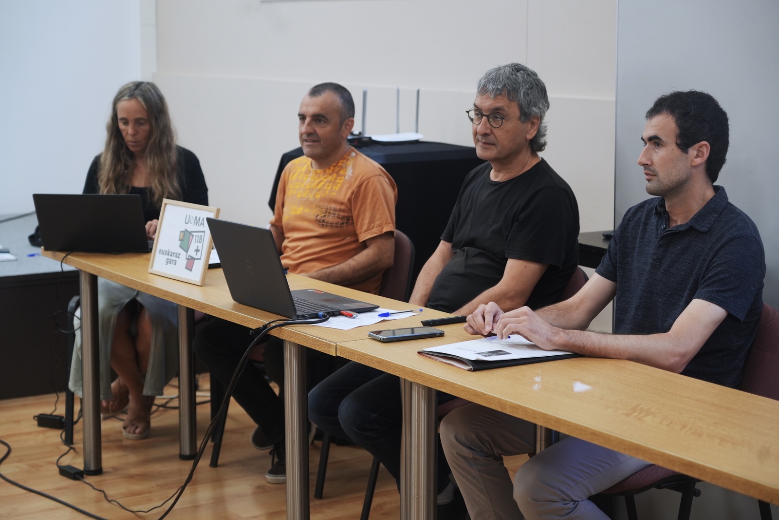 Iñaki Iurrebaso (eskuinetik hasita bigarrena), UEMAko kideekin, Siadecoren 2036ko proiekzioa aurkezten. (Jon URBE/FOKU)