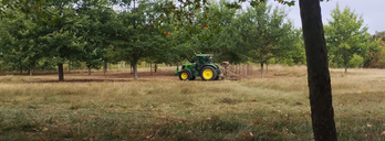 Tractor en las campas de Olarizu.
