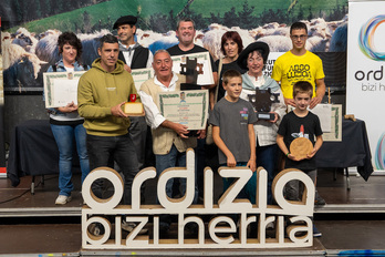 Los ganadores del concurso de queso con sus respectivos premios.