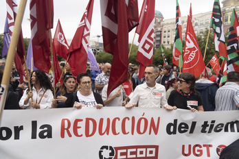 Concentración de CCOO y UGT ante la sede de Confebask en Bilbo.