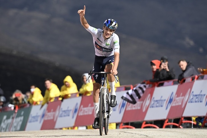 Giulio Pellizzari celebra su primera victoria profesional en un alto del Morredero solitario y requemado.