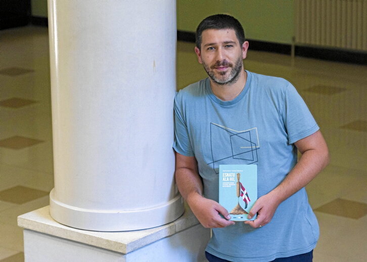 Iñaki Iurrebaso (eskuinetik bigarrena), UEMAko kideekin, Siadecoren proiekzioa aurkezten.