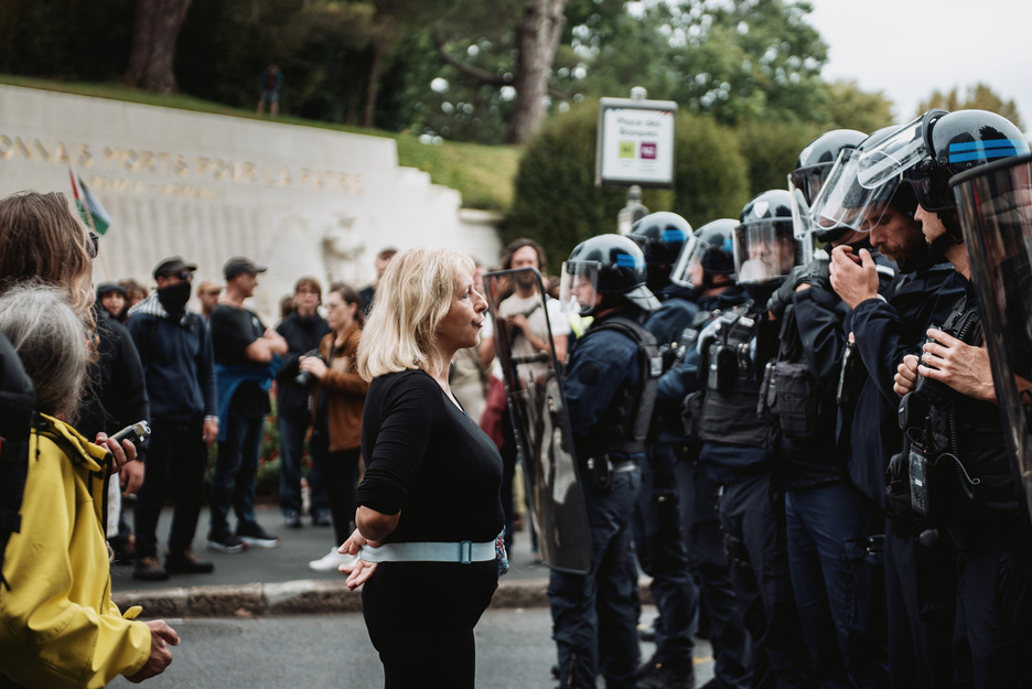 Manifestariak eta poliziak aurrez-aurre Euskaldunen Plazan. 