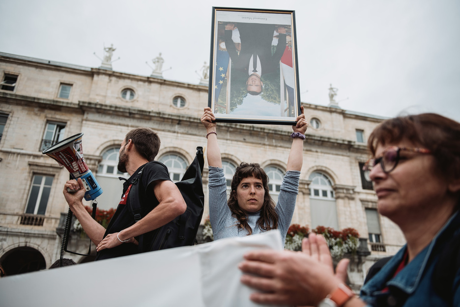 Macronen dimisioa galdetu dute 14.00etan Askatasun plazan elkartu diren manifestariek.