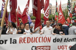 Concentración de los sindicatos CCOO y UGT ante la sede de Confebask, en Bilbo.