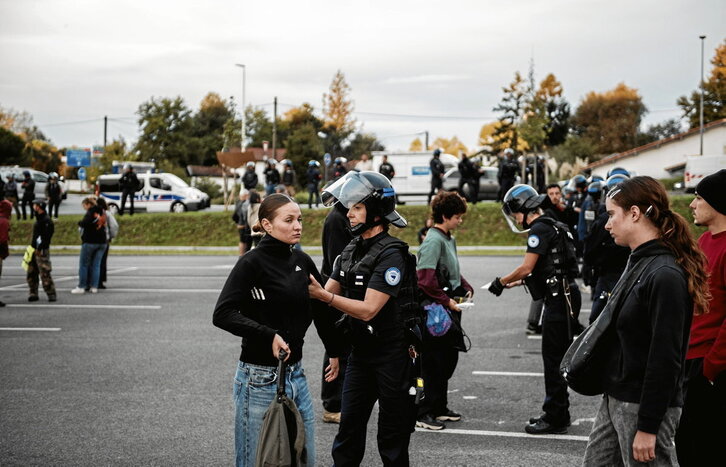 Manifestariek bidea moztu zuten Caenen izandako protesta batean.