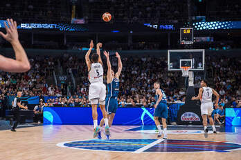 Este triple de Tristan Da Silva desde el centro del campo ha comenzado a dar el partido a Alemania.