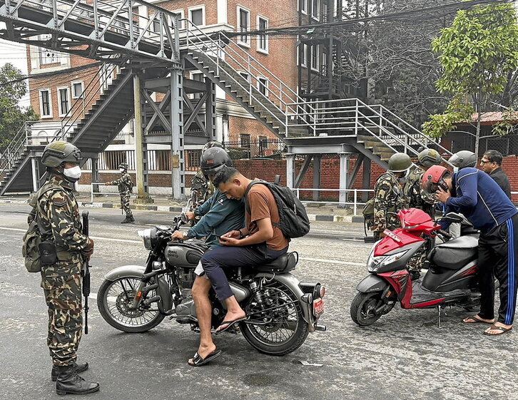 Soldados patrullan por las calles de Katmandú, identificando a sus habitantes.