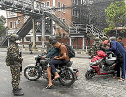 Soldados patrullan por las calles de Katmandú, identificando a sus habitantes.