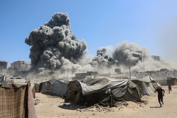  La torre Bab al-Bahra, en Ciudad de Gaza, colapsa bajo las bombas israelíes.