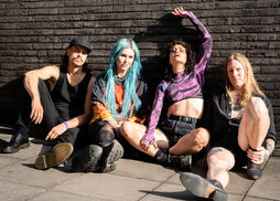 Cecilia Boström abeslariak gidatzen du The Baboon Show banda.