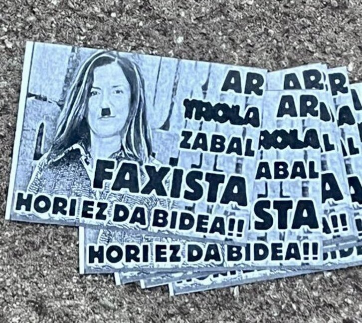 Carteles aparecidos junto a su vivienda y difundidos por la propia concejala.