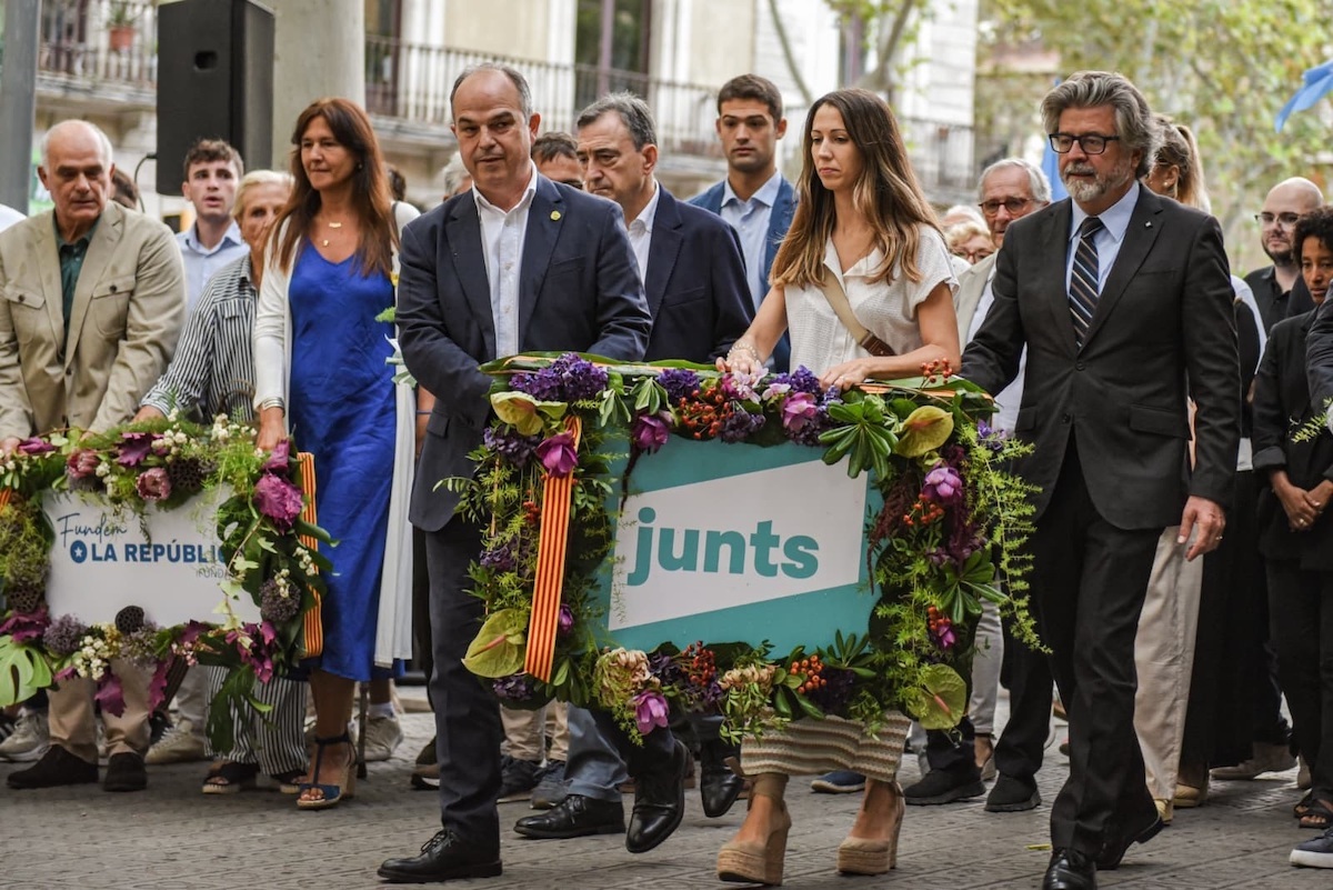 La ofrenda floral de Junts esta mañana de Diada, a la que se han sumado Esteban y Diez Antxustegi por el PNV. (Alberto Paredes | Europa Press)