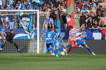 Momento del gol de Simeone contra el Alavés, después de venir de posición de fuera de juego.