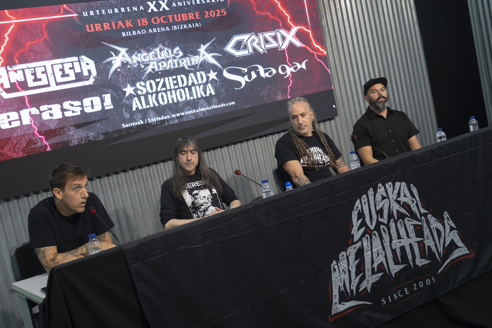 Esker eskuin, Dani Alvarez, Mikel Kazalis, elkartaren bozeramalea eta Sergio Ruiz.  