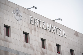 Los dos condenados son agentes de la Ertzaintza.