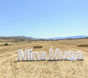 Logotipo de la mina Muga, en uno de los campos en los que pretendía instalarse.